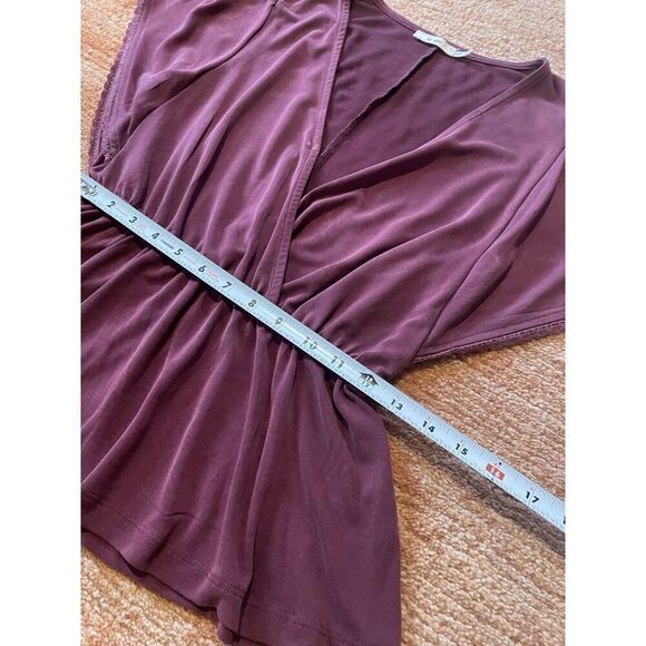 Francesca's MiAmi Top Womens Small Burgundy V-Neck Peplum Short Sleeve Woven - Picture 3 of 8